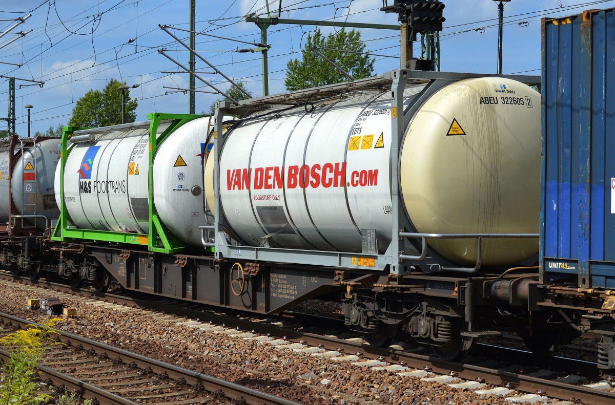 Ein Tankcontainer der H&S Group (H&S Foodtrans) aus Großbritannien und vom niederländischen Logistiker VAN DEN BOSCH am 01.08.14 Bhf. Flughafen Berlin-Schönefeld. 