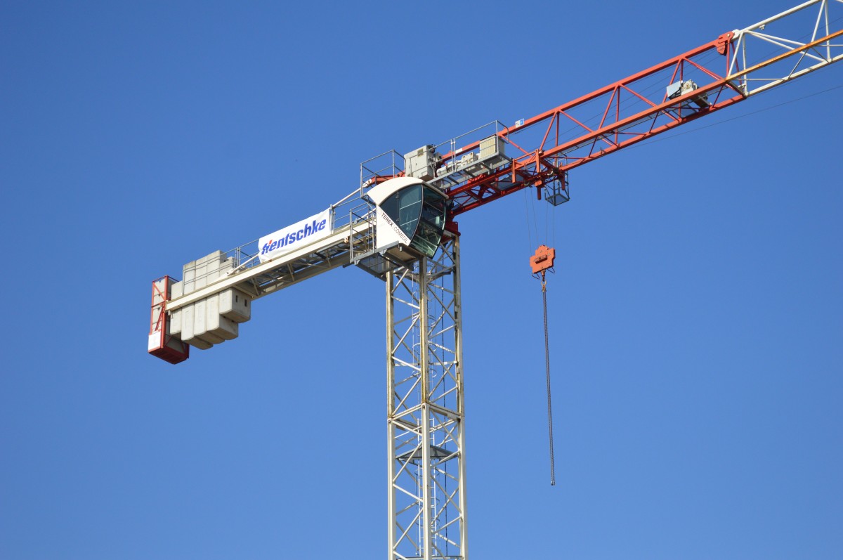 Ein TEREX COMEDIL Flat-Top CTT Typ? Obendreher Turmdrehkran der Fa. Hentschke im Einsatz Gro�baustelle Berlin-Ostkreuz am 10.04.15