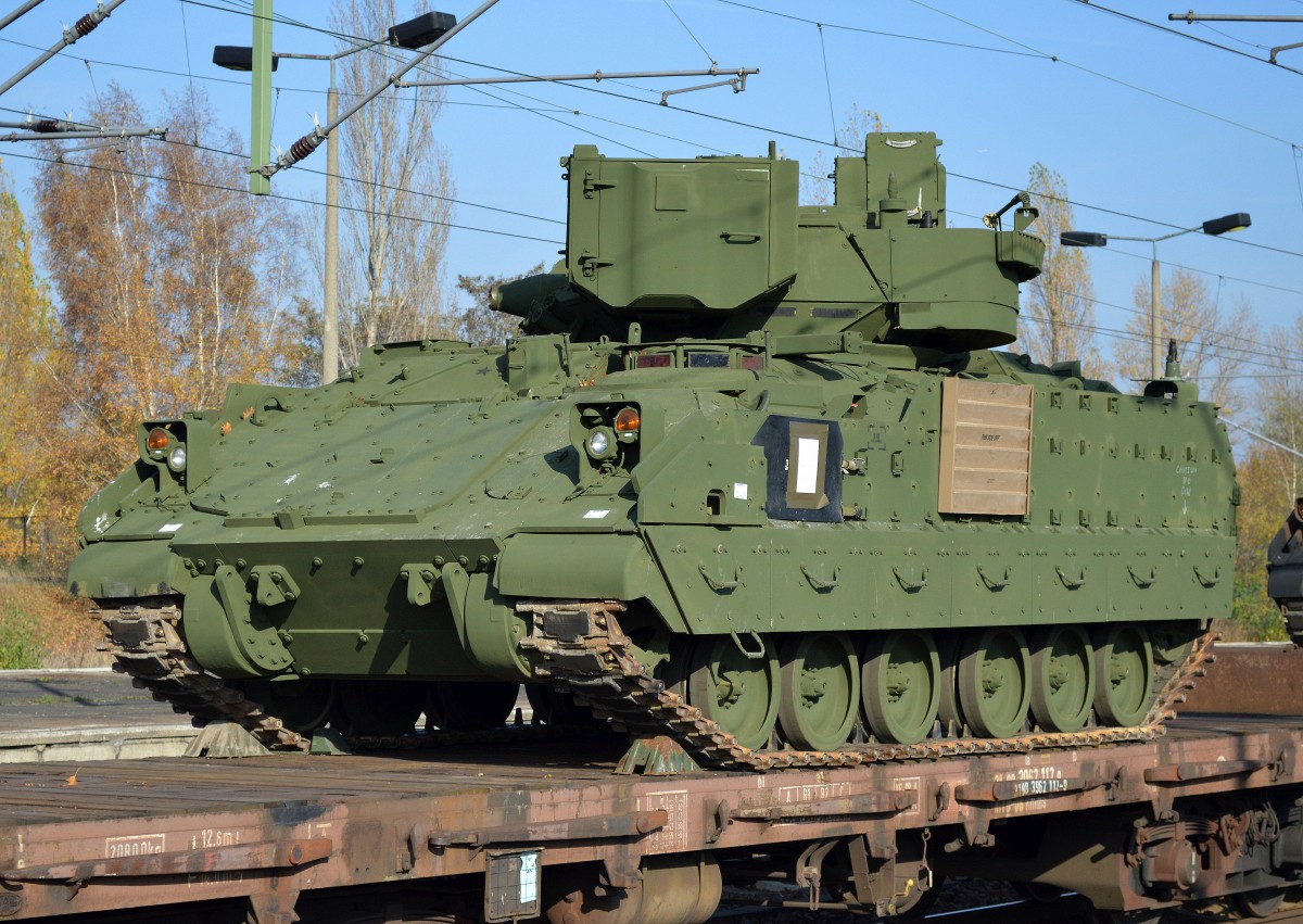 Ein US-amerikanischer Flugabwehrpanzer Typ M6 Linebacker am 31.10.15 Bhf. Flughafen Berlin-Schönefeld.