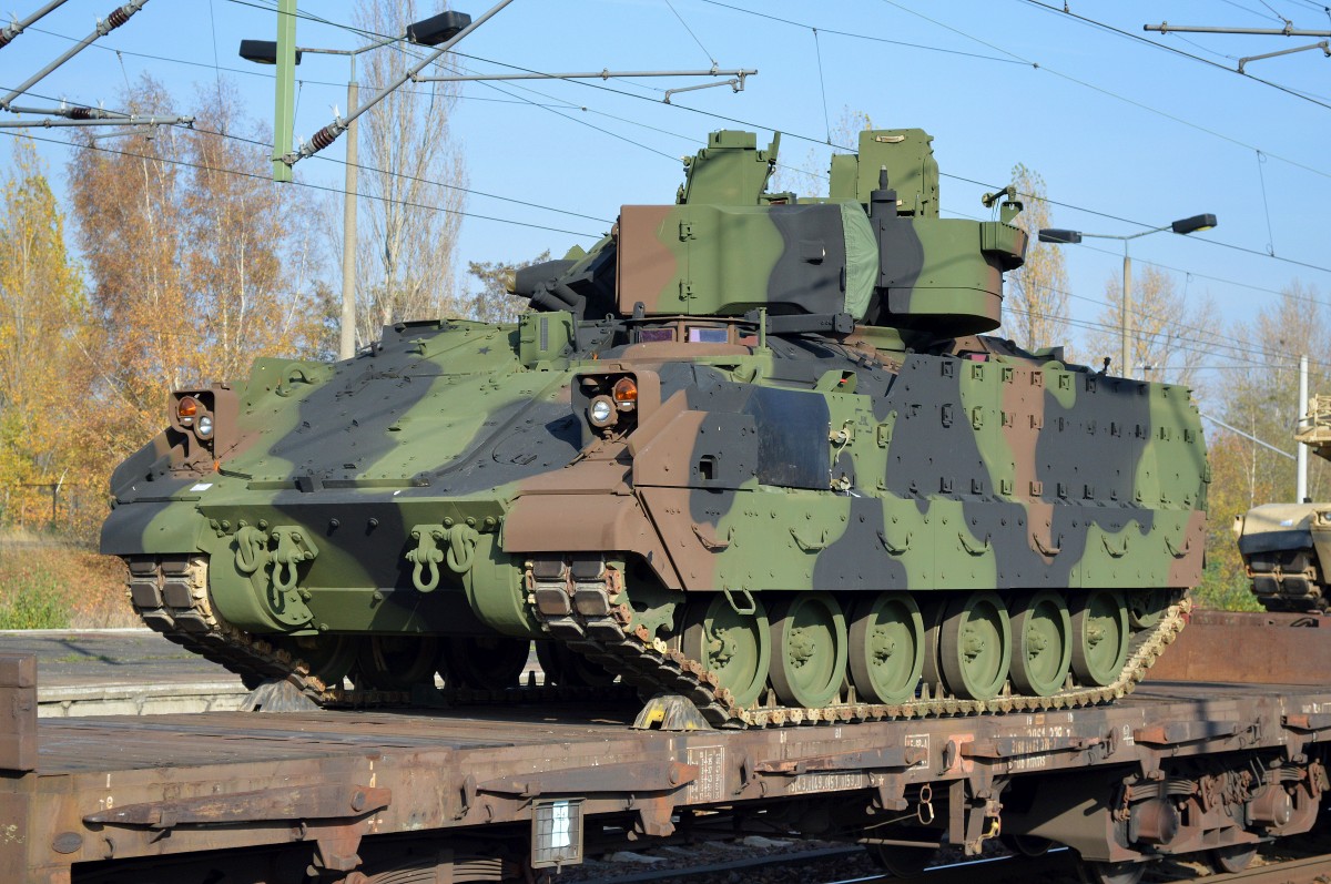 Ein US-amerikanischer Flugabwehrpanzer Typ M6 Linebacker am 31.10.15 Bhf. Flughafen Berlin-Schönefeld.