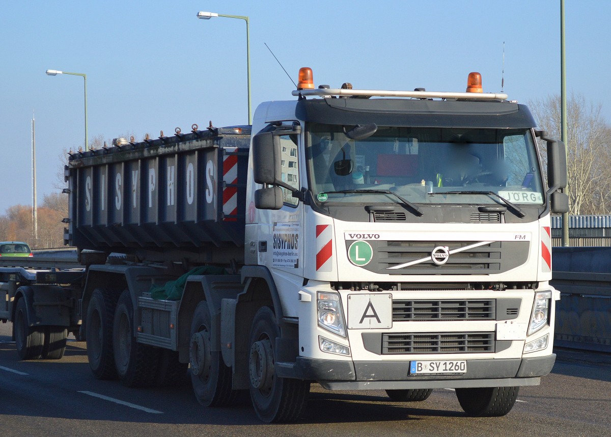 Ein VOLVO FM 410 EEV Abrollkipper der Fa. SYSYPHOS aus Berlin am 17.02.16 Berlin-Heinersdorf.