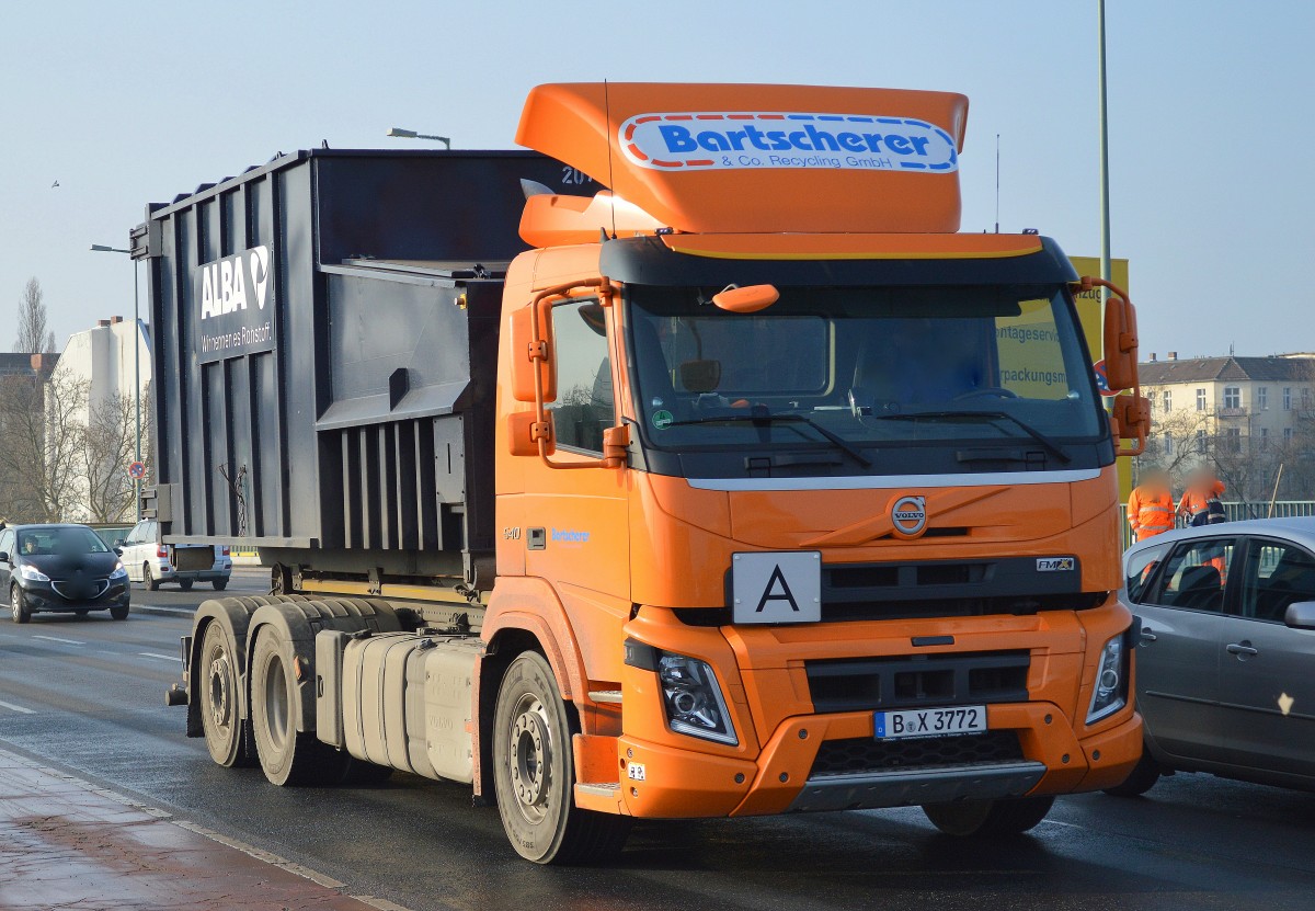 Ein VOLVO FMX 540 Abrollkipper der Fa. Bartscherer mit ALBA Spezialbehältnis am 10.03.15 Berlin-Putlitzbrücke.