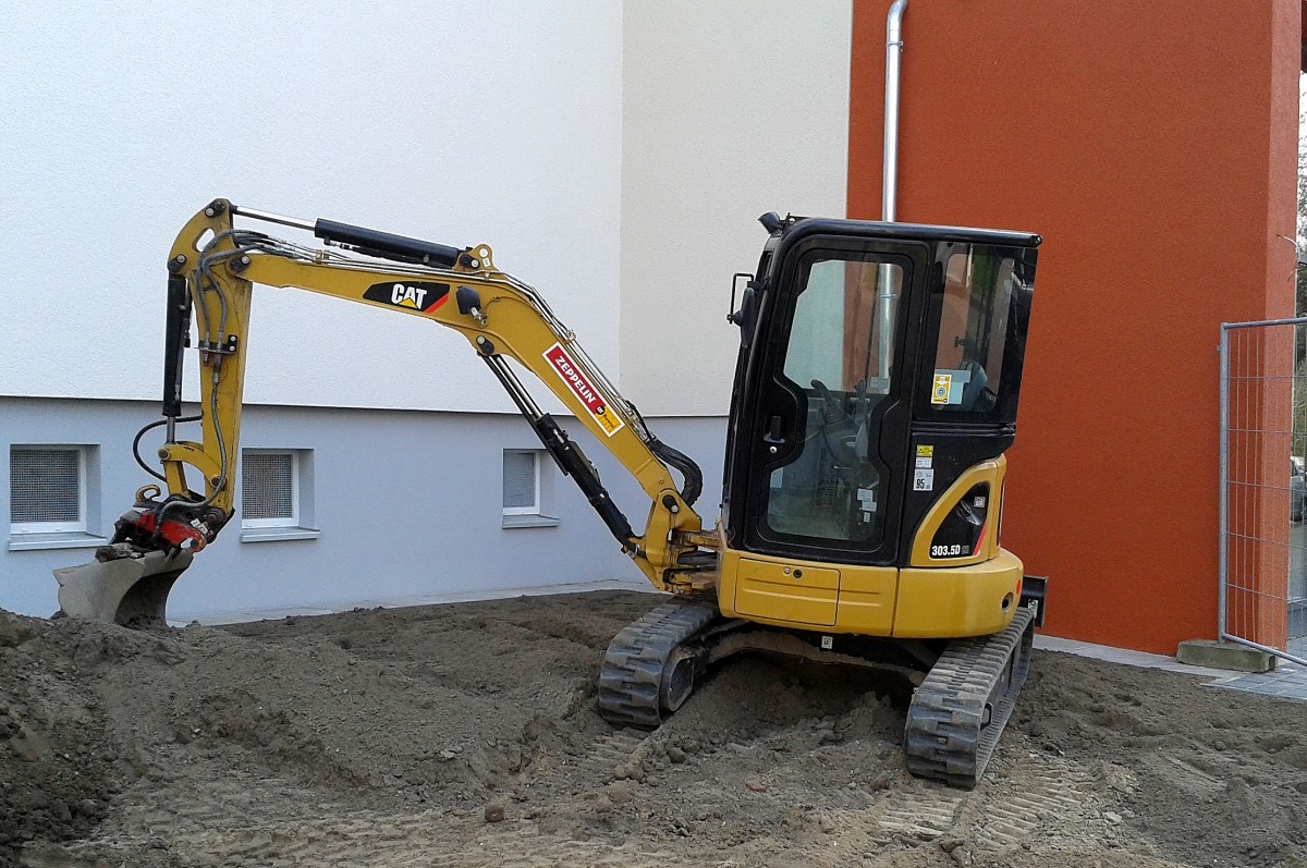 Ein weiterer Minimietbagger vom Typ Cat 303.5D CR am 04.04.14 Berlin-Pankow.