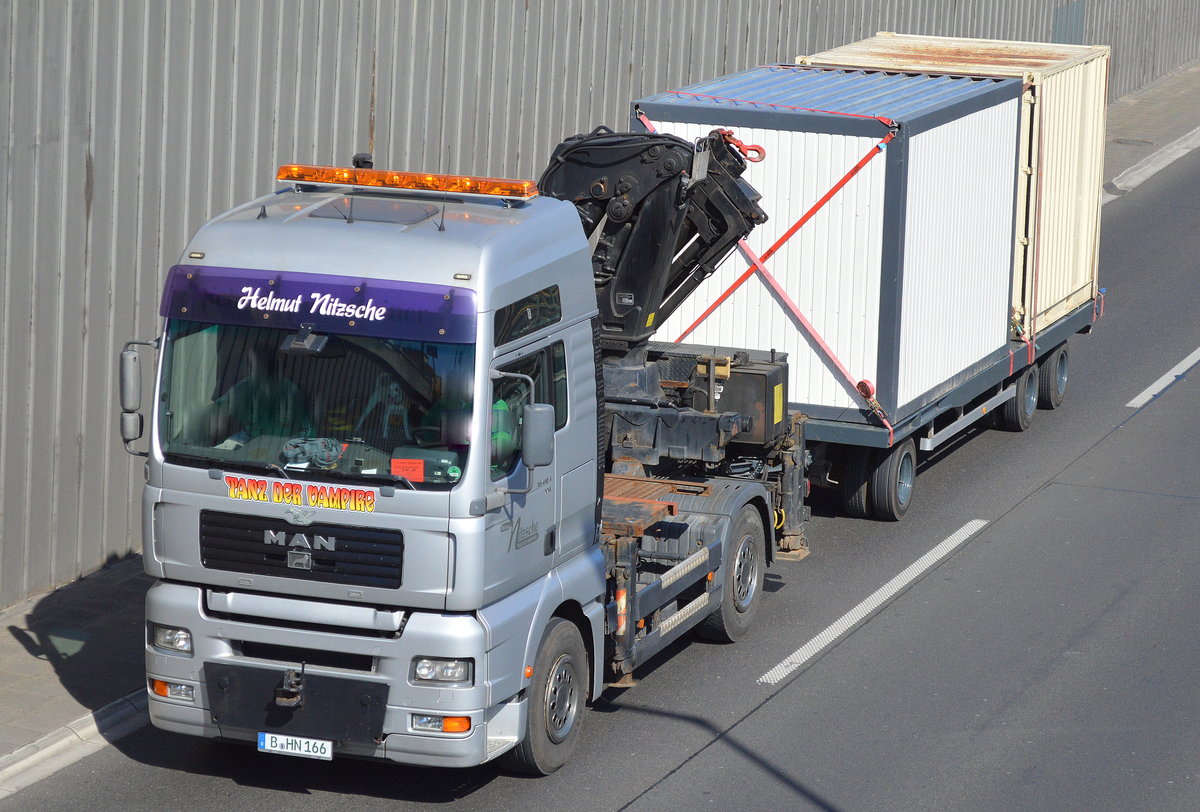 Ein weiterer Schhausteller mit Hängerzug von Helmut Nitzsche  Tanz der Vampire , eine MAN 16.410 A XXL Zugmaschine (Selbstlader) + Hänger mit Containern am 21.04.16 Berliner Stadtautobahn Höhe Knobelsdorffstr. 