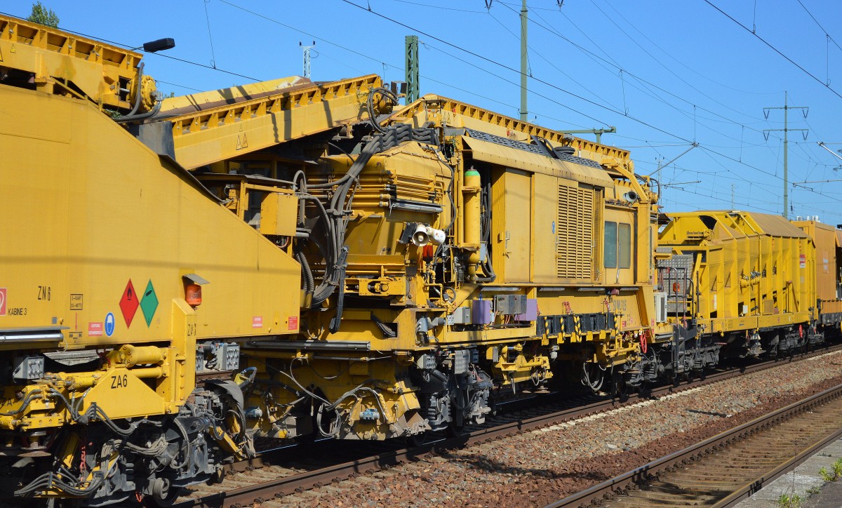 Ein weiteres Segment des Schnellumbauzuges von Plasser & Theurer vom Typ SUM Q3 der DB Bahnbau Gruppe mit der Bezeichnung SUM 315  Büffel  am 17.09.15 Bhf. Flughafen Berlin-Schönefeld. 