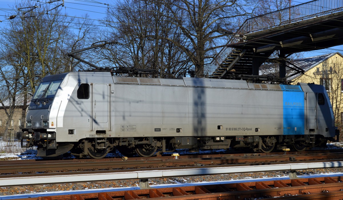 Ein wenig überraschend war heute in Bereitschaft diese Railpool Mietlok 186 271-3 (91 80 6186 271-3 D-Rpool, Bombardier Bj.2009) am Rande von Schönfeld bei Berlin abgestellt, ob sie immer noch für HSL Logistik fährt und warum sie heute in der Nähe von Berlin abgestellt war ist mir nicht bekannt, 05.02.15