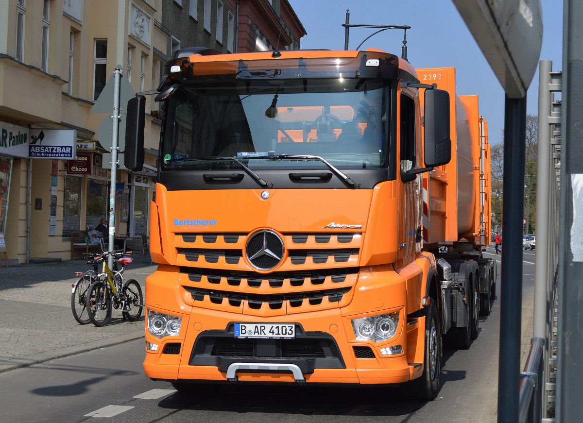 Ein ziemlich neuer Abrollkipper der Entsorgungs-Fa. Bartscherer, ein MB AROCS 2532 oder 2552? mit Hänger am 10.04.15 Berlin-Pankow.