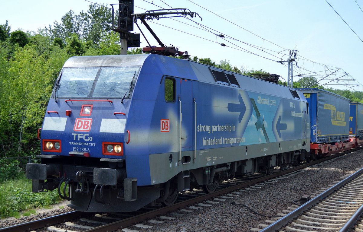 Eine von den blauen DB Werbe 152ér mit der Werbung für TFG TRANSFRACHT/AlbatrosExpress die schon seit vielen Jahren damit verkehrt, 152 138-4 mit KLV-Zug (LKW WALTER Trailer) am 29.05.17 Berlin-Hohenschönhausen. 