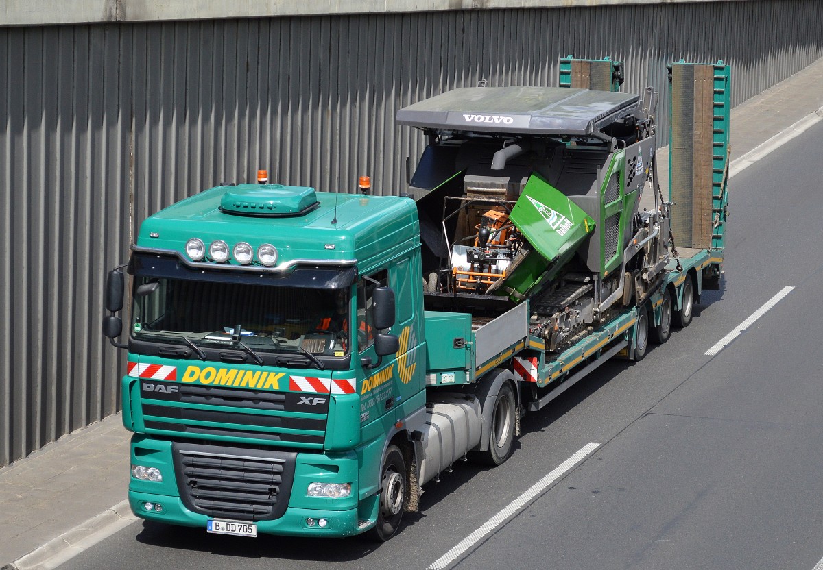Eine DAF XF 105.460 Zugmaschine der Fa.DOMINIK mit Tiefladebrücke mit einem VOLVO Typ? Asphaltfertiger der Fa. Dalhof beladen am 07.05.15 Berliner Stadtautobahn Höhe Knobelsdorffstr.