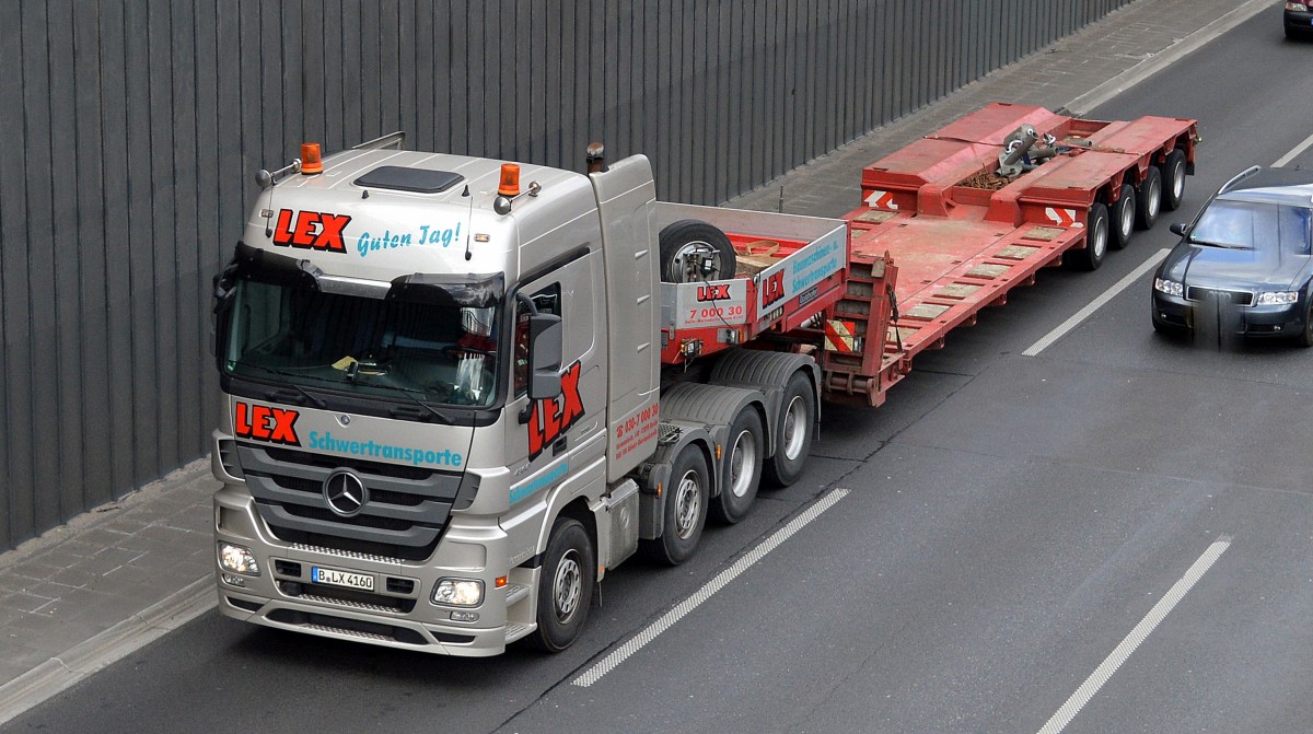 Eine echte Vierachs V8 Schwerlastzugmaschine, der MB ACTROS 4154 mit Tiefladebrücke der Fa. LEX Schwertransporte aus Berlin am 13.04.15 Berliner Stadtautobahn Höhe Kaiserdamm.