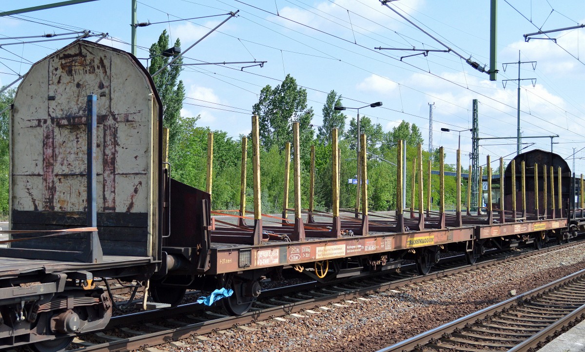 Eine Flachwageneinheit mit geradem Fußboden und Rungen vom Einsteller TRANSWAGGON mit der Nr. 24 RIV 80 D-TWA 430 5 560-2 Laas am 21.05.15 Bhf. Flughafen Berlin-Schönefeld.