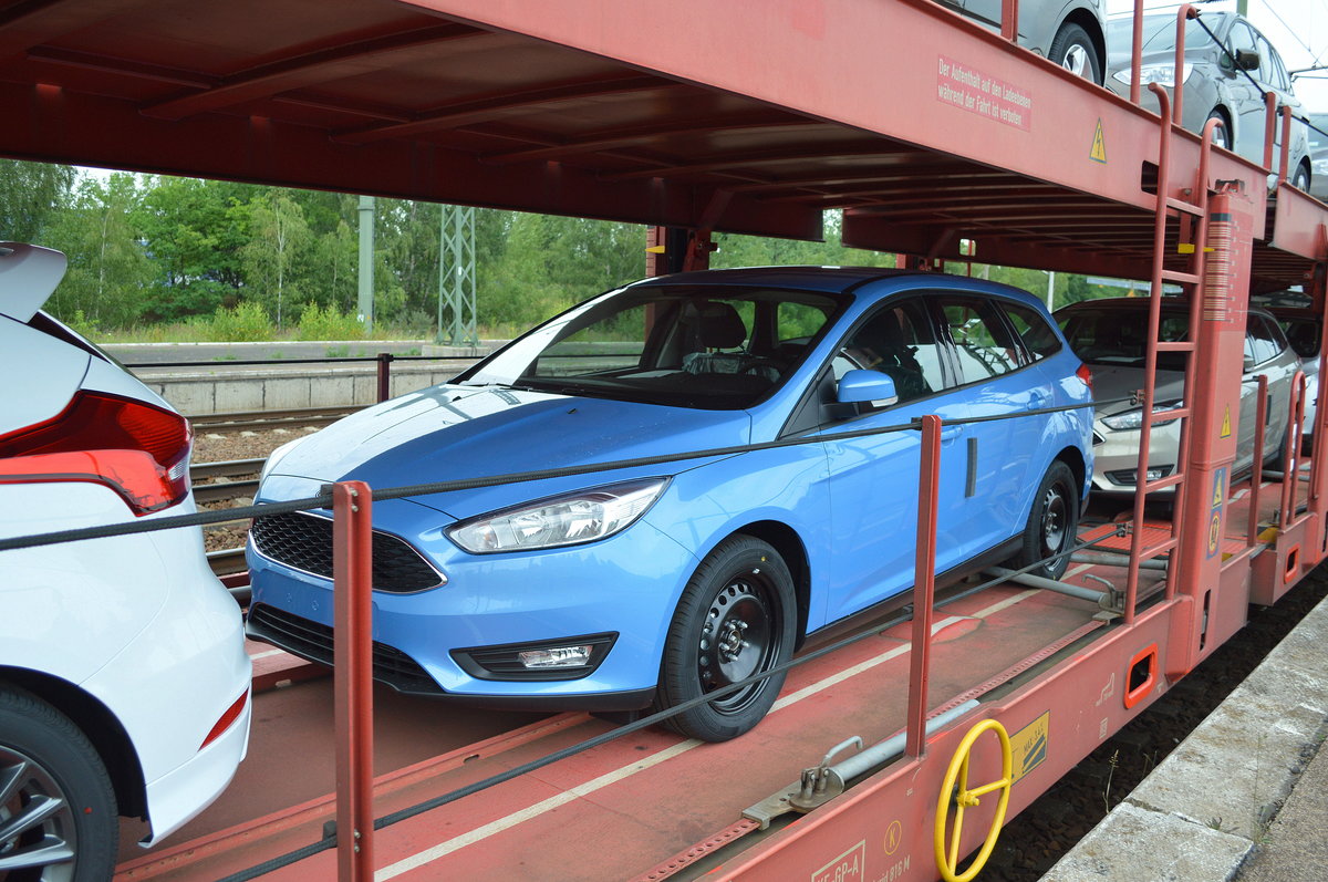 Eine Lieferung fabrikneuer Ford Focus (Ford Focus Turnier) wahrscheinlich aus dem Saarland (Fordwerk in Saarlouis) Richtung Nordosten am 11.07.16 Bf. Flughafen Berlin-Schönefeld.