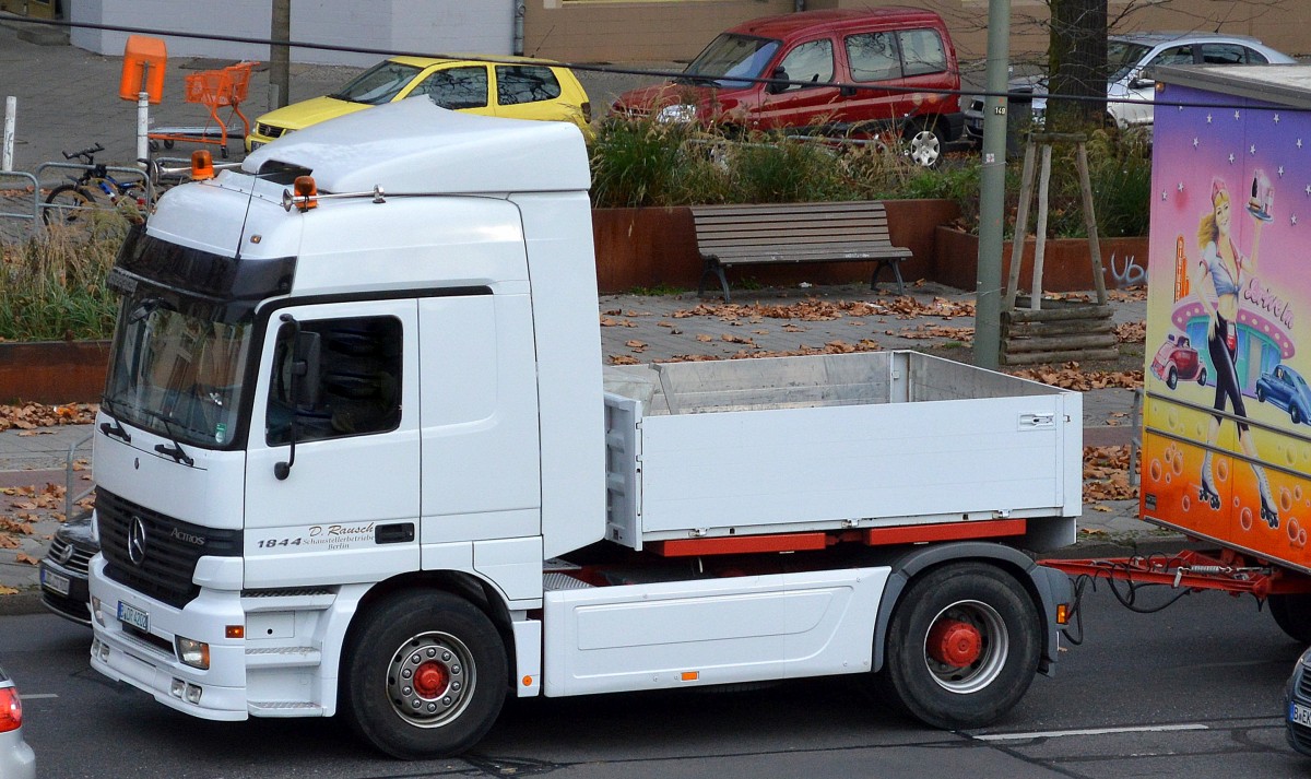 Eine MB ACTROS 1844 Zugmaschine vom Schaustellerbetrieb D.Rausch aus Berlin mit Schaustellerwagen am haken am 10.11.14 Berlin Adlershof.