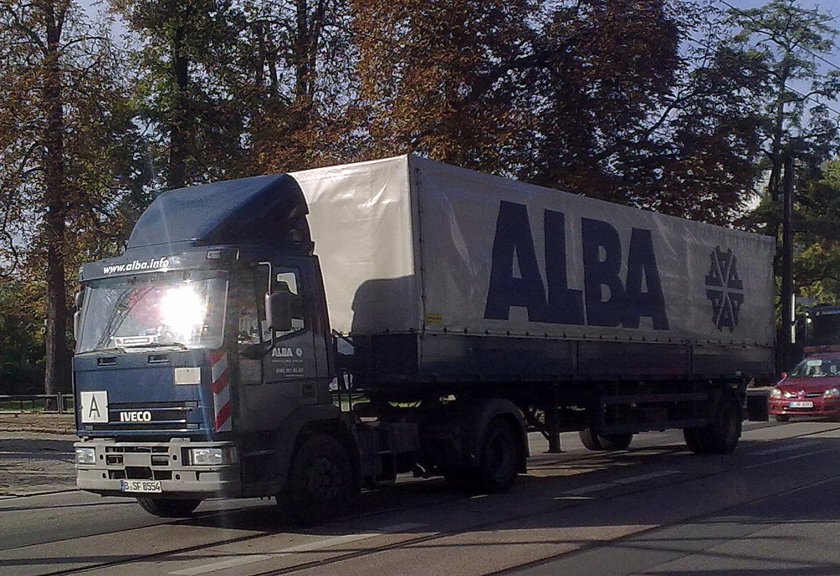 Eine schon etwas �ltere IVECO Zugmaschine mit Planeauflieger der Recyclingfirma ALBA am 27.09.13 Berlin-Niedersch�nhausen. 