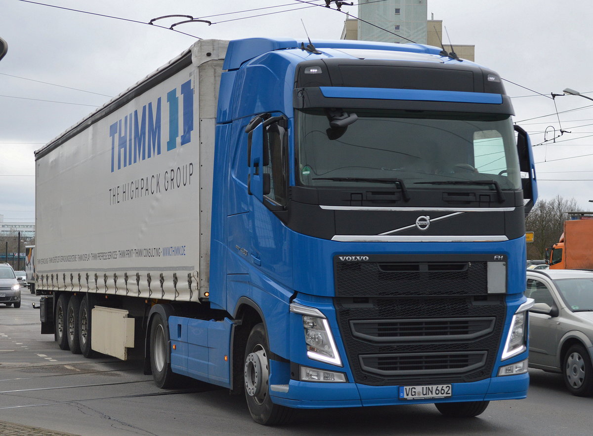 Eine VOLVO FH 420 Zugmaschine mit Trailer der Fa. THIMM am 07.03.17 Berlin-Marzahn.