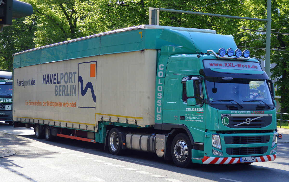 Eine VOLVO FM 330 EEV Zugmaschine der Sped. COLOSSUS LOGISTICS mit hochwandigem großvolumigen Trailer wahrscheinlich für Kartonagen Aufschrift HAVELPORT BERLIN am 17.05.17 Berlin Prenz. Berg.  