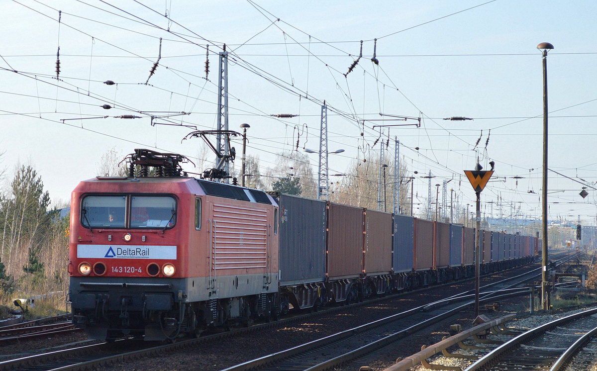 Eine weitere noch im DB Design befindliche 143ér ist zur Lokflotte des EVU DeltaRail dazugekommen, mit Firmenlogo auf der Frontseite kam 143 120-4 mit einem Containerzug Richtung Frankfurt/Oder am 29.11.17 Berlin-Hirschgarten entlang.