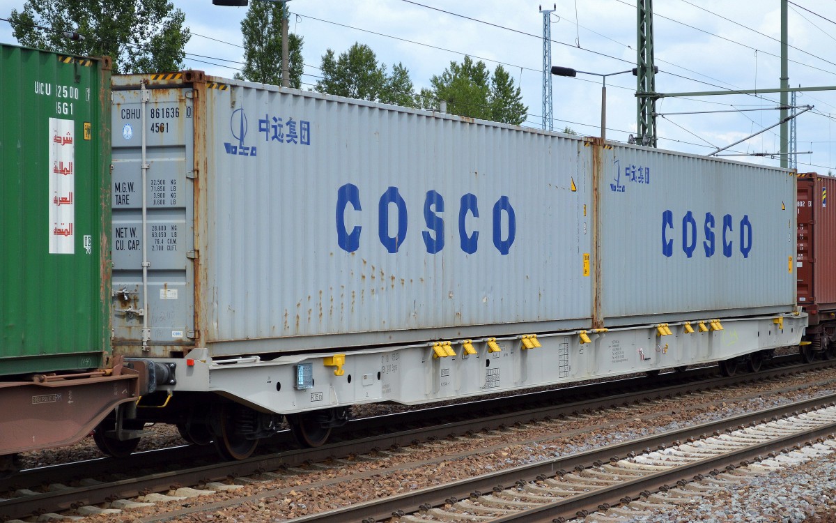 Eine der weltgrößten Reedereien und Logistikriesen aus China, COSCO (China Ocean (Group) Company) mit Sitz in Peking mit eigener riesiger Containerschiffflotte, 26.06.14 Bhf. Flughafen Berlin-Schönefeld.