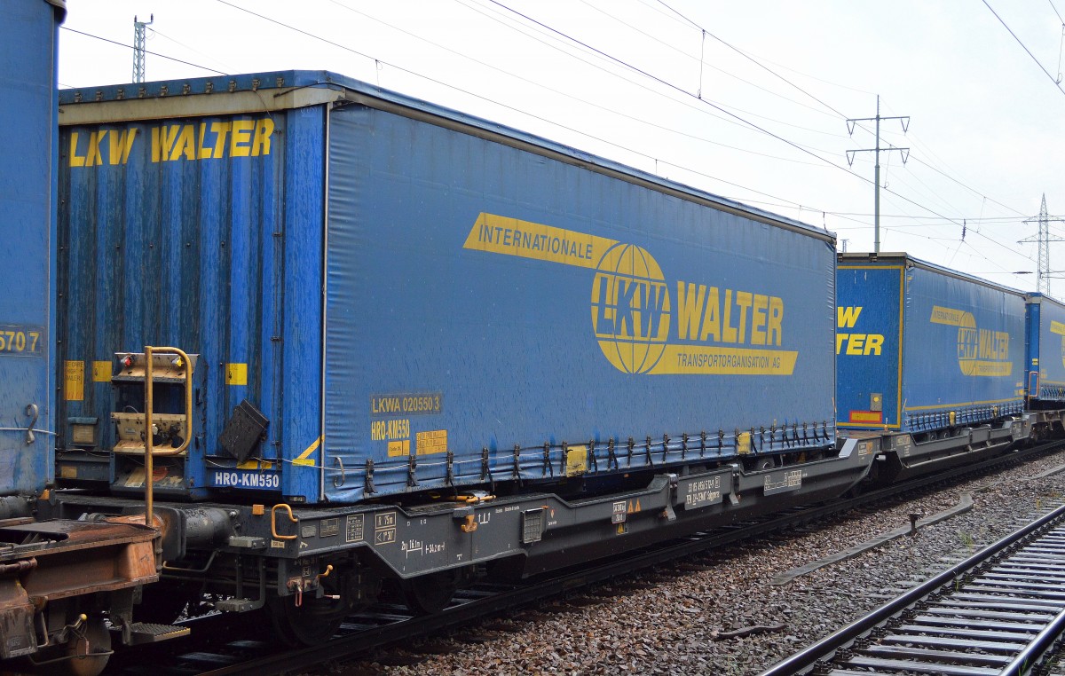 Einer der häufigsten und größten Bahnkunde in Europa, die  österreichische Sped. LKW WALTER (INTERNATIONALE TRANSPORTORGANISATION AG), die häufig in langen Ganzzügen durch Süd- und Nordeuropa transportiert wird, 09.07.14 Bhf. Flughafen Berlin-Schönefeld. 