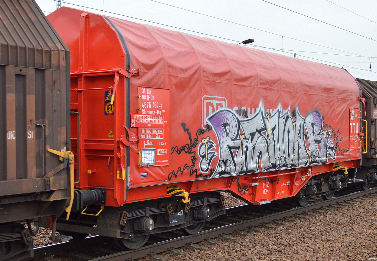 Einer von den neuen umgebauten ehemaligen Teleskophaubenwagen jetzt mit Schiebeplane der DB für Coil-Transporte, der Wagen mit der Nr. 31 RIV 80 D-DB 4676 464-9 Shimmns-ttu 708.4 am 12.04.16 Bf. Flughafen Berlin-Schönefeld.