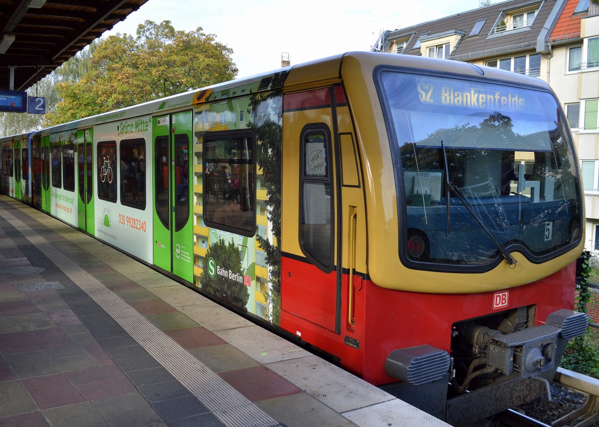 Einige Viertelzüge der Berliner S-Bahn der BR 481 wurden in letzter Zeit mit Werbefolien beklebt, recht gewöhnungsbedürftig, ob es auch einen gewissen Schutz gegen Grafitimalereien bietet ist eher unwahrscheinlich, S2 Richtung Blankenfelde am 08.10.14 S-Bhf. Berlin-Pankow. 