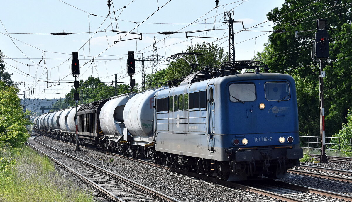Eisenbahngesellschaft Potsdam mbH, Potsdam (EGP) mit ihrer  151 118-7  (NVR:  91 80 6151 118-7 D-EGP ) und dem Zementzug Richtung Lichtner Dyckerhoff Beton Zementwerk Berlin Greifswalder Str. am 12.05.25 Höhe Bahnhof Saarmund.