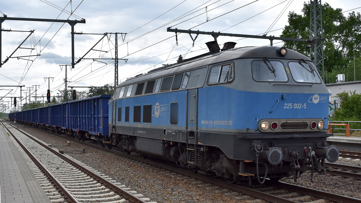 Eisenbahngesellschaft Potsdam mbH, Potsdam (EGP) mit ihrer  225 002-5 (NVR:  92 80 1225 002-5 D-EGP ) und einem Ganzzug neuer Drehgestell-Hochbordwagen wahrscheinlich aus Brandenburg kommend am 16.06.25 Höhe Bahnhof Golm (Potsdam) wahrscheinlich leer zum Stahlschrott-Transport abholend.
