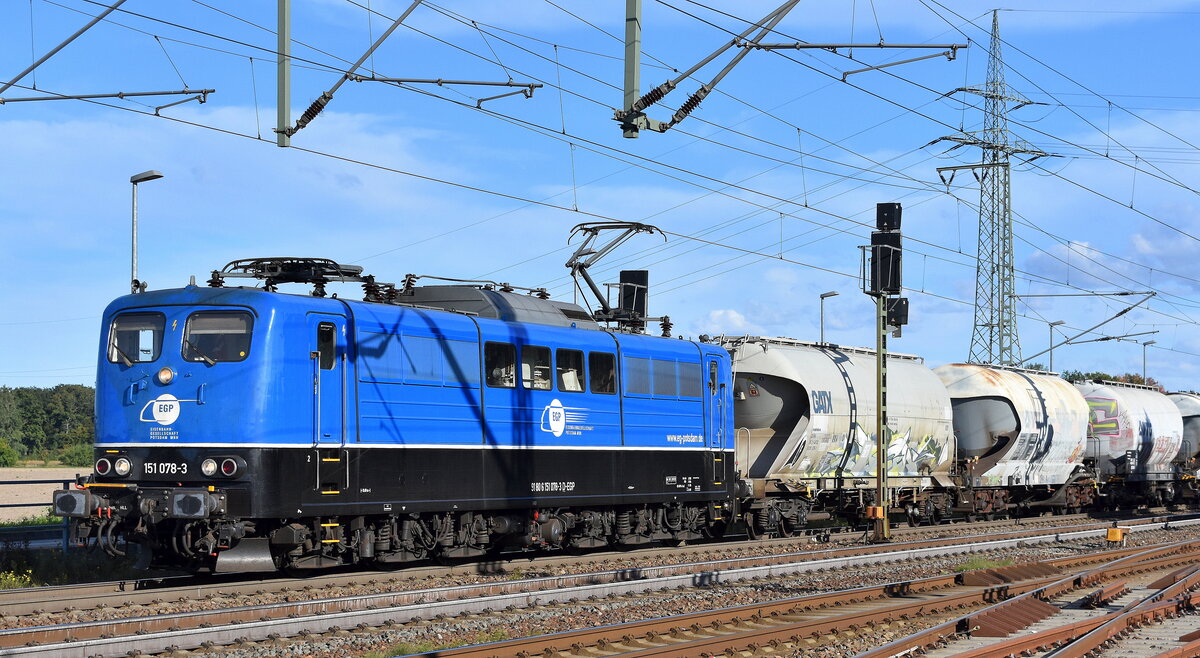 Eisenbahngesellschaft Potsdam mbH, Potsdam (EGP) mit ihrer  151 078-3  (NVR:  91 80 6151 078-3 D-EGP ) und Zementstaubzug (leer) aus Berlin am 24.09.25 Höhe Bahnhof Rodleben.