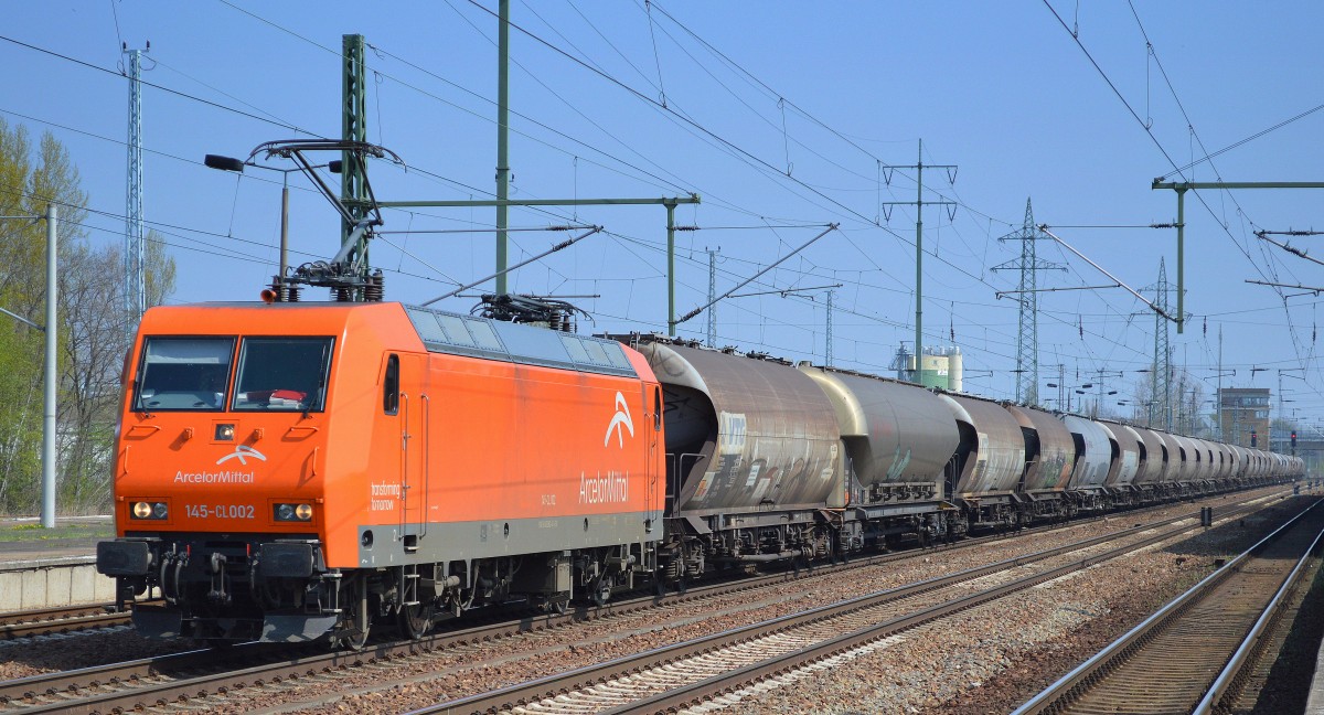 EKO-Trans mit 145-CL 002 (145 082-4) und Kohlestaubzug bei der Durchfahrt im Bhf. Flughafen Berlin-Sch�nefeld.