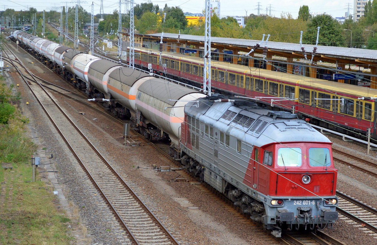 EKO-Trans mit der 242 001-6 und einem Ganzzug Gasdruckkesselwagen (Propen) am 30.09.16 Berlin-Springpfuhl. 