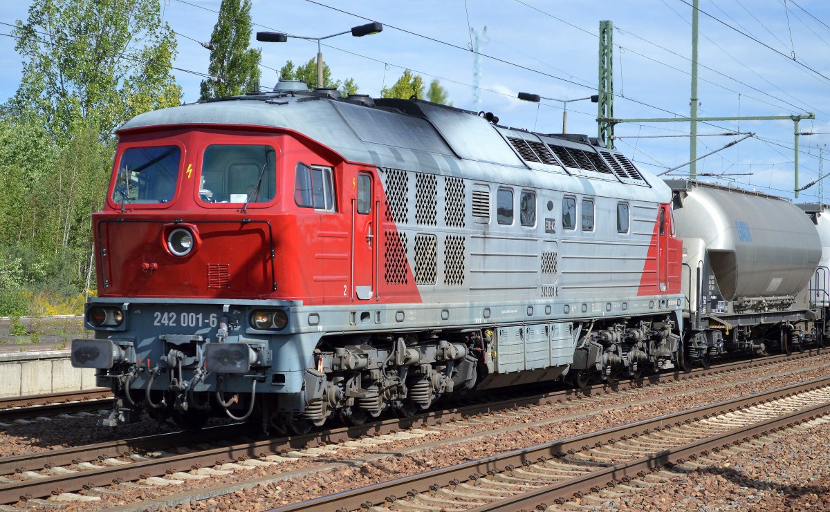 EKO-Trans mit EKO 42 (242 001-6) mit einem Zug Staubgut- und Kesselwagen bei der Durchfahrt Bhf. Flughafen Berlin-Schönefeld.