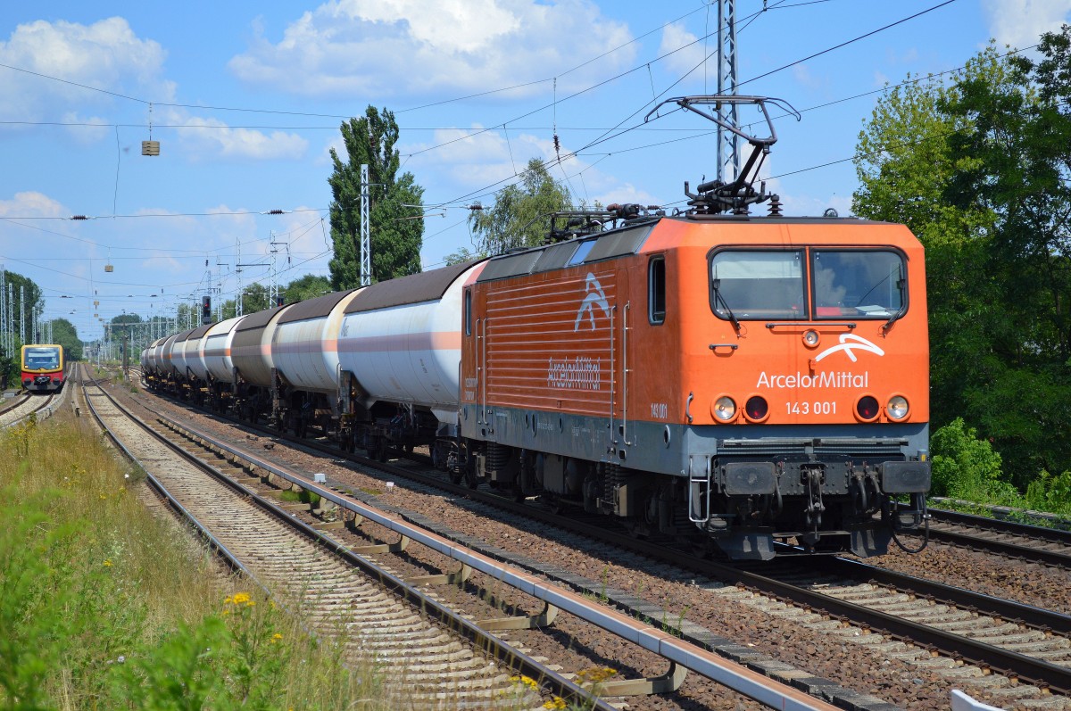 EKO-Trans/Arcelor 143 001 mit Ganzzug Gasdruckkesselwagen am 10.07.14 Berlin-Karow. 