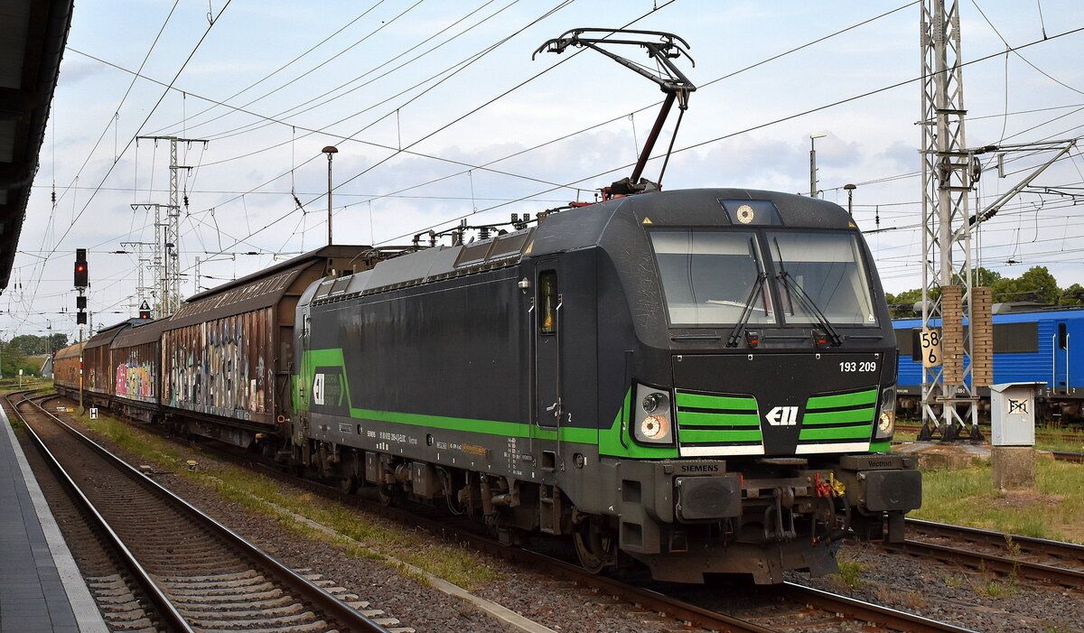 ELL - European Locomotive Leasing, Wien [A]  193 209  [NVR-Nummer: 91 80 6193 209-4 D-ELOC], aktueller Leasingnehmer? mit einem Ganzzug Schiebewandwagen am 03.06.25 Höhe Bahnhof Stendal Hbf.