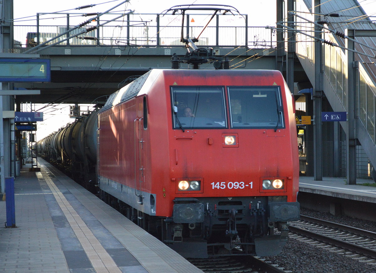 Endlich mit Originalnummer versehen ist die ehamalige  145-CL 015  von RHC jetzt als 145 093-1 mit Kesselwagenzug für HSL unterwegs am 02.06.17 Bf. Berlin-Hohenschönhausen. 