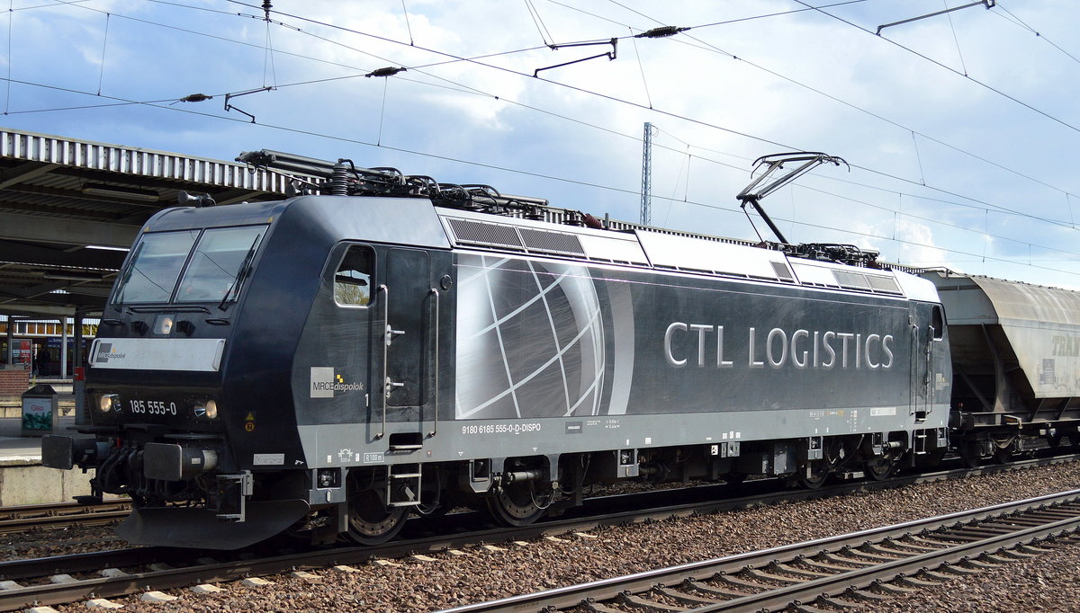 Erfreulich und zeitgemäß hat CTL ihre von MRCE angemieteten Loks wieder mit einem Firmenlogo versehen, da frage ich mich doch ob die DB bei ihrer riesigen angemieteten MRCE Vectron Flotte nicht zu ähnlichem in der Lage wäre, aber Public Relation ist anscheinend nicht im Sinne der DB siehe auch noch keine neue Werbe 101ér in diesem Jahr. Hier CTL mit 185 555-0 und einem Getreidesilozug beim Halt im Bhf. Flughafen Berlin-Schönefeld am 25.04.16