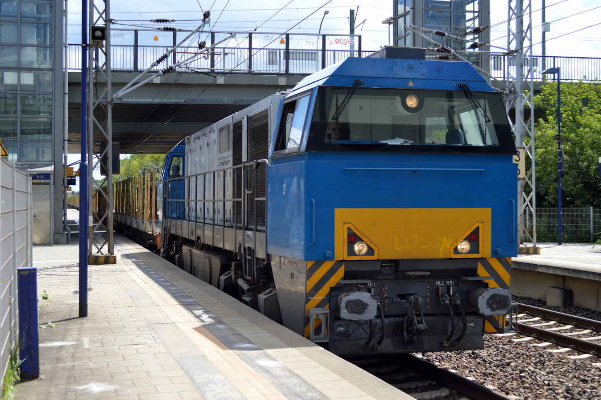 Erfreuliche Überraschung eine von den Alpha Trains angemieteten Vossloh G 2000 BB aktuell für LOCON im Einsatz, die 272 201-5 (92 80 1272 201-5 D-ATLD, Vossloh Bj.2003)Mit einem Ganzzug Drehgestell-Flachwagen mit Ringen (leer) Durchfahrt Bf. Berlin-Hohenschönhausen, 06.08.17