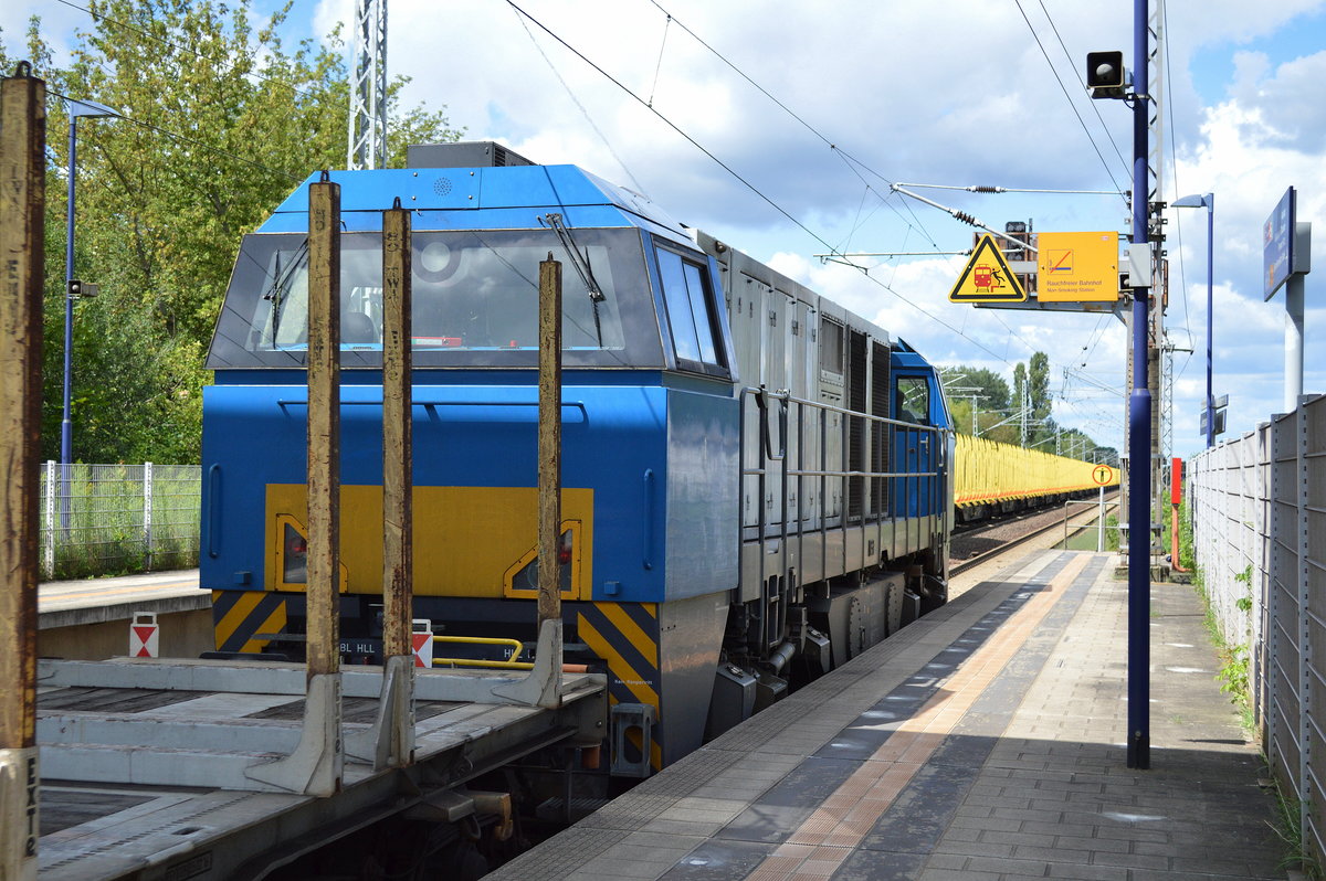 Erfreuliche Überraschung eine von den Alpha Trains angemieteten Vossloh G 2000 BB aktuell für LOCON im Einsatz, die 272 201-5 (92 80 1272 201-5 D-ATLD, Vossloh Bj.2003)Mit einem Ganzzug Drehgestell-Flachwagen mit Ringen (leer) Durchfahrt Bf. Berlin-Hohenschönhausen, 06.08.17