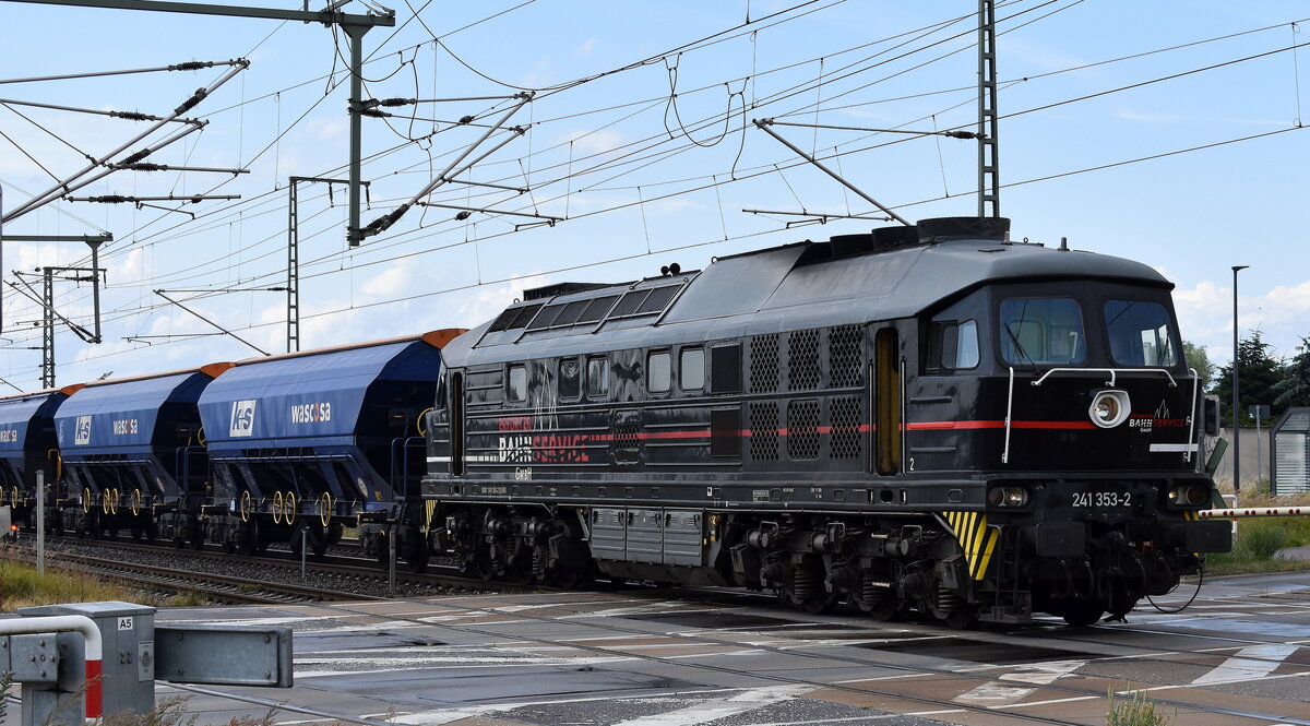 Erfurter Bahnservice Gesellschaft mbH, Erfurt mit ihrer  Ludmilla   241 353-2  (NVR:  92 80 1241 353-2 D-EBS ) und einem Ganzzug Schüttgutwagen mit Schwenkdach Richtung skw Piesteritz/Wittenberg am 23.06.25 Höhe Bahnhof Rodleben.