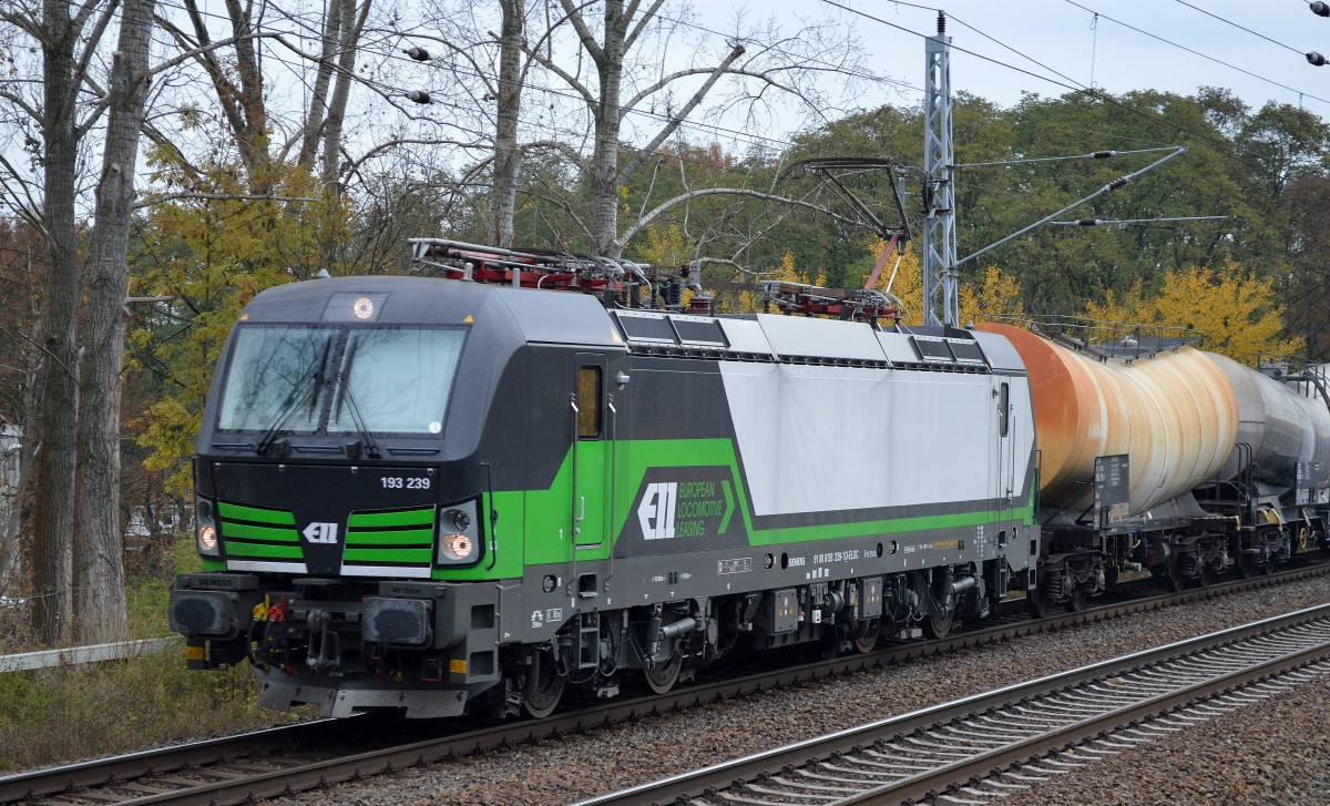Erst seit kurzem f�r RTBC im Einsatz die ELL Vectron 193 239 (91 80 6193 239-1 D-ELOC, Siemens Bj.2015) mit einem Ganzzug Knickkesselwagen (Kreideschlamm) Richtung Oranienburg am 06.11.15 M�hlenbeck/M�nchm�hle bei Berlin.
