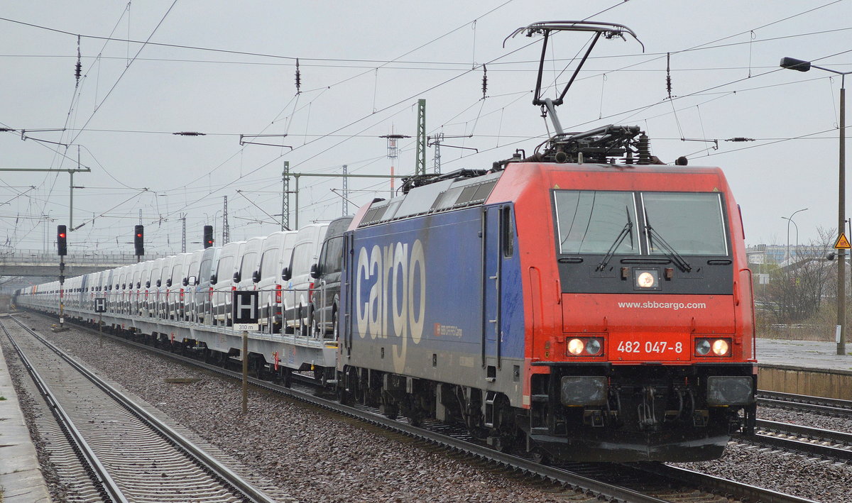 Erstaunlicher Weise fuhr an diesem Tag noch zweiter PKW-Transportzug mit 482 047-8 (für HSL) mit fabrikneuen VW Crafter Transporter aus polnischer Produktion durch den Bf. Flughafen Berlin-Schönefeld, 29.03.17