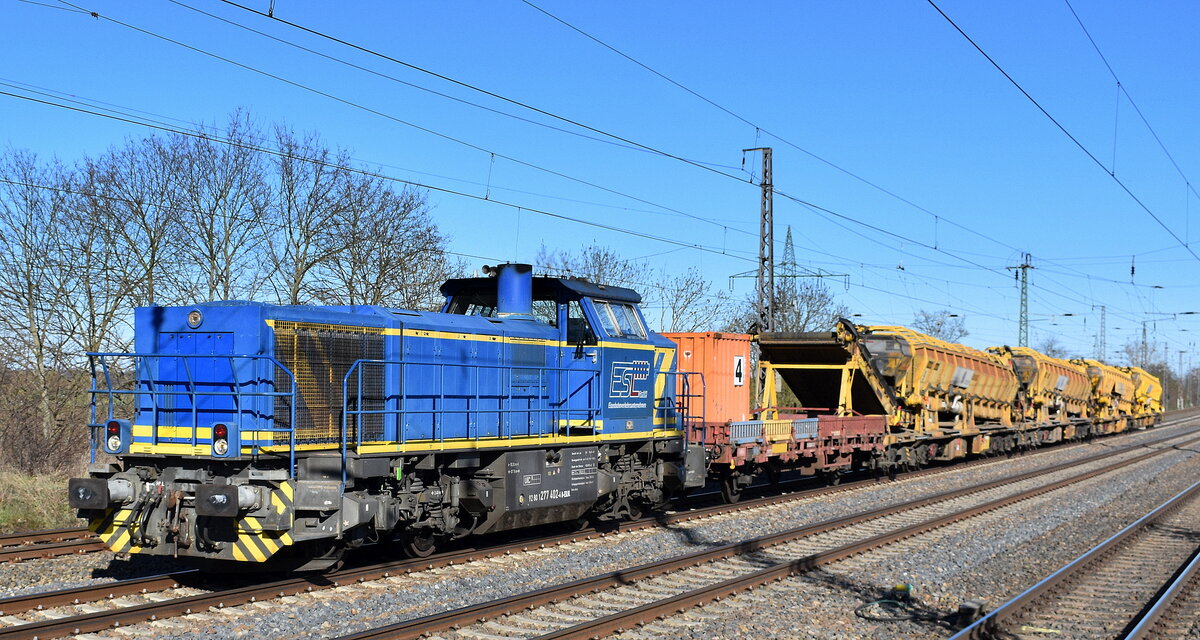ESL GmbH, Lübbenau [D] mit ihrer MaK G 1700   277 402  [NVR-Nummer: 92 80 1277 402-4 D-ESLNL] und einem Gleisbaumaschinenzug mit Materialfördereinheiten von P&T Typ MFS 100 der Firma MGW aus Berlin am 03.04.25 Höhe Bahnhof Saarmund.