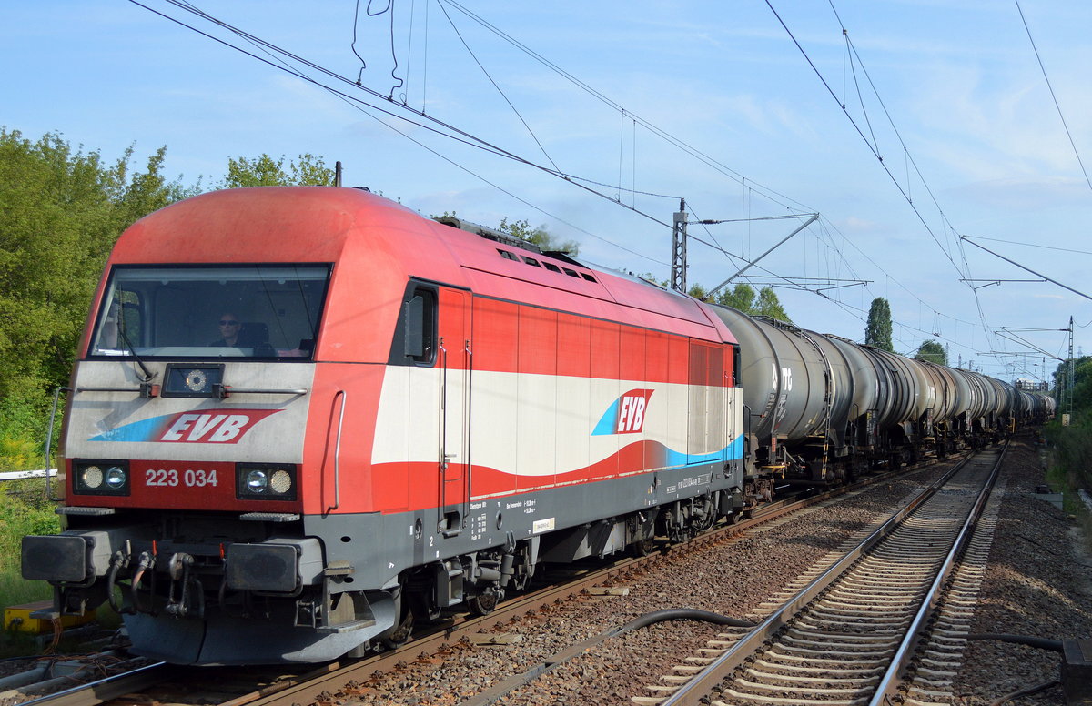 EVB 223 034-0 mit Kesselwagenzug aus Richtung Industrieübergabe Nordost am 10.08.17 Berlin-Hohenschönhausen. 