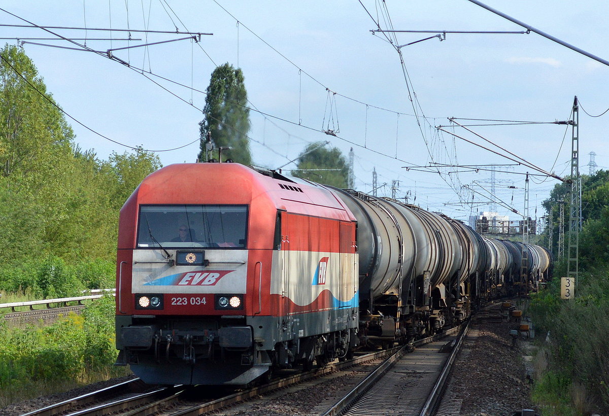 EVB 223 034-0 mit Kesselwagenzug aus Richtung Industrieübergabe Nordost am 10.08.17 Berlin-Hohenschönhausen. 