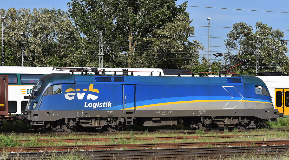 EVB - Eisenbahnen and Verkehrsbetriebe Elbe-Weser GmbH, Zeven [D] kommt mit ihrem Taurus  182 911-8  [NVR-Nummer: 91 80 6182 911-8 D-EVB] und einem Containerzug am 21.05.25 am  Endziel Bahnhof Frankfurt/Oder an.