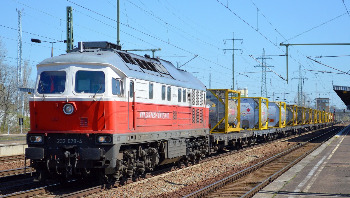 EWR 232 079-4 mit polnischem Containerzug mit einzeln positionierten Kesselcontainern (Ladegut UN-Nr.58/2014 = Wasserstoffperoxid) am 20.04.15 Durchfahrt Bhf. Flughafen Berlin-Schönefeld.