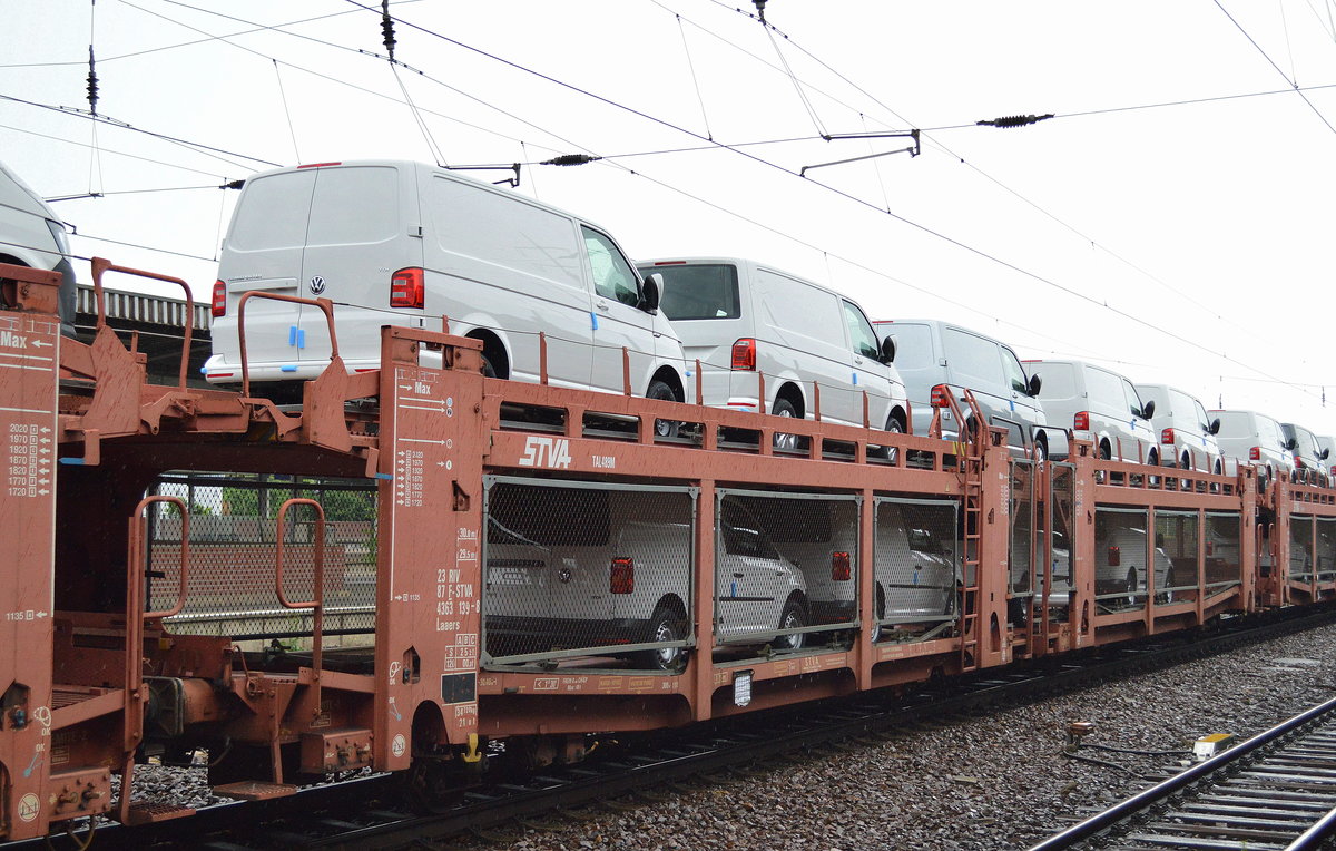 Fabrikneue VW-Transporter aus polnischer Produktion auf PKW-Transportzug am 14.06.16 Bf. Flughafen Berlin-Schönefeld.