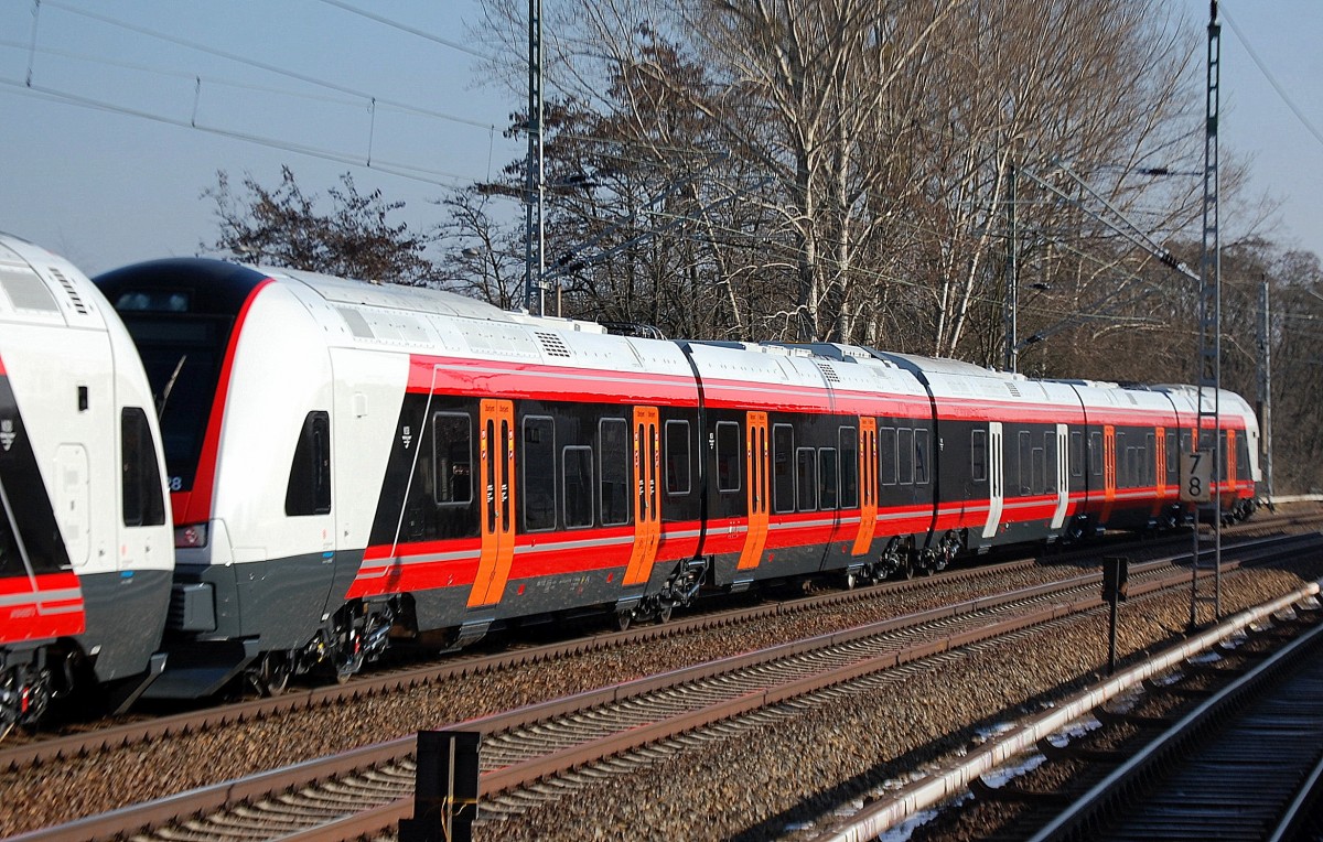 Fabrikneuer fünfteiliger STADLER FLIRT für die norwegische NSB mit der Nr.75528 und davor 755?? bei der Überführungsfahrt Richtung Rostocker Fährhafen am 05.02.14 Mühlenbeck/Mönchmühle b. Berlin.