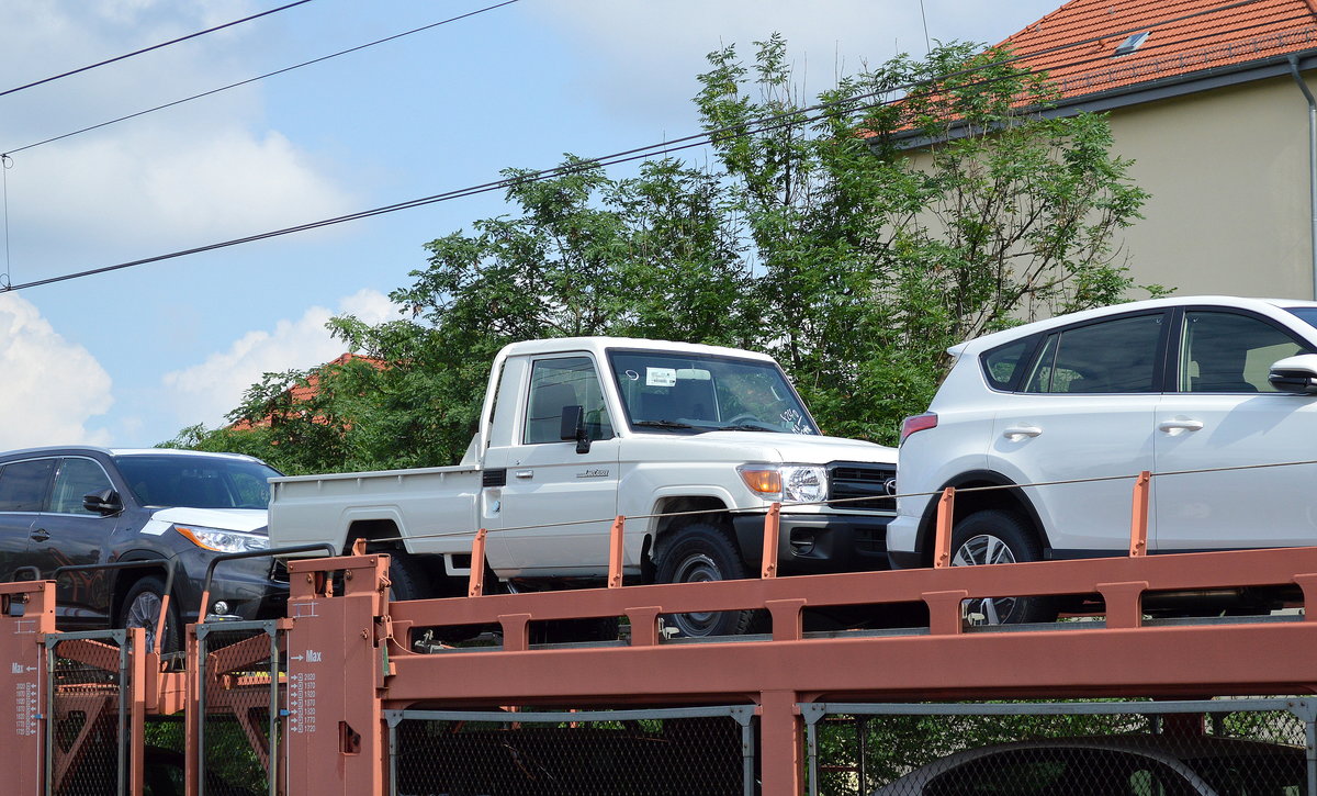Fabrikneuer TOYOTA LandCruiser bei der Auslieferung per Zug am 01.06.17 Berlin-Jungfernheide.