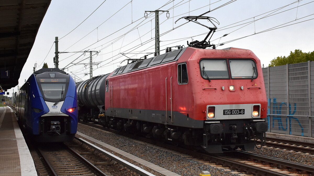 Fahrzeugwerk Karsdorf GmbH & Co. KG mit ihrer  156 003-6  (NVR:  91 80 6156 003-6 D-FWK ) und einem Kesselwagenzug (Dieselkraftstoff) am 22.09.25 Höhe Bahnhof Berlin Karow.