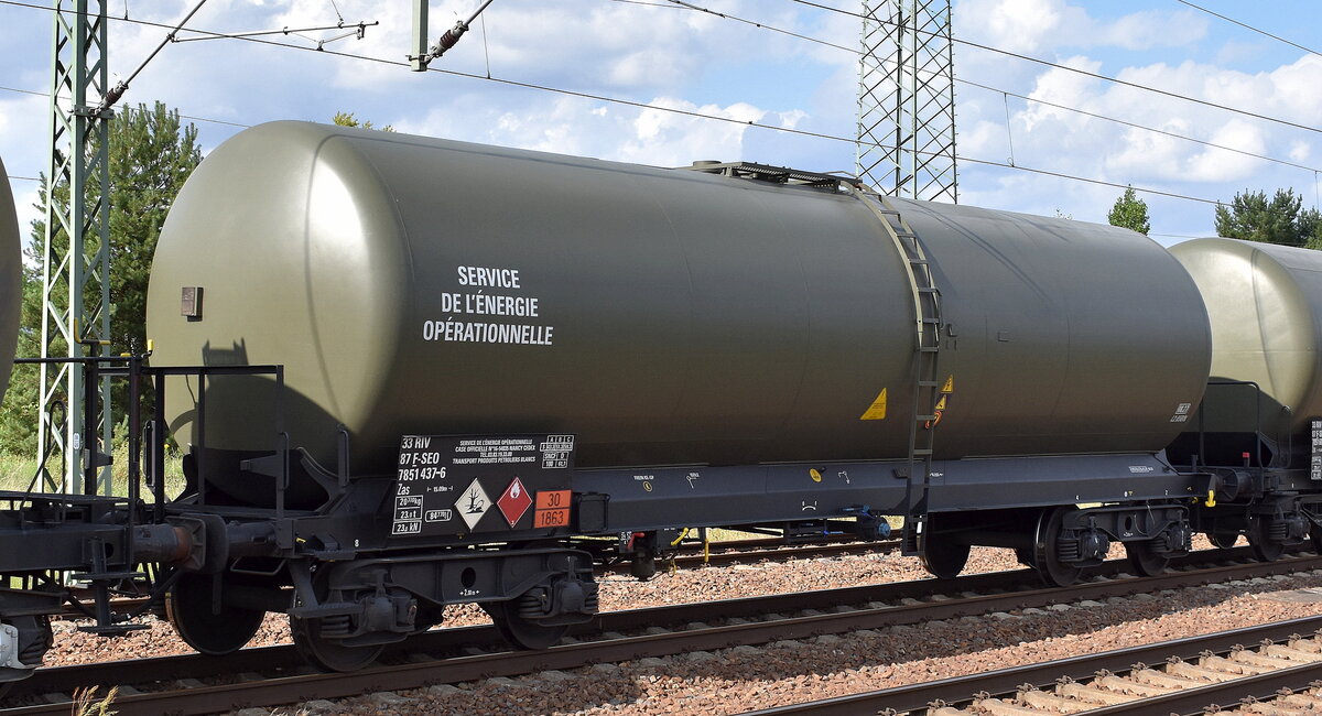 Fanzösischer Kesselwagen der Armee Frankreichs der Abteilung Service de l´energie opèrationnelle mit der Nr. 33 RIV 87 F-SEO 7851 437-6 Zas, lt. UN-Nr.: 30/1863 für das Ladegut Düsenkraftstoff, Dampfdruck bei 50 °C größer als 110 kPa in einem Ganzzug am 20.08.25 Höhe Bahnhof Schönefeld. b. Berlin.